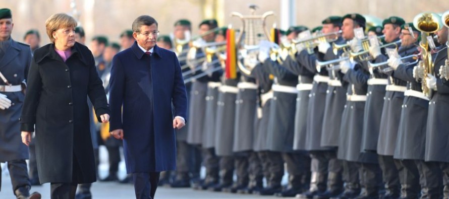 Başbakan Davutoğlu, Almanya Şansölyesi Merkel tarafından resmi törenle karşılandı