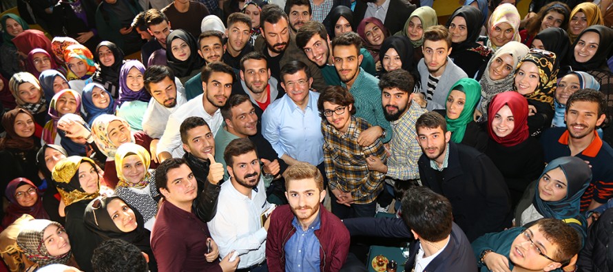 Başbakan Davutoğlu’ndan üniversite öğrencilerine kredi ve burs mesajı