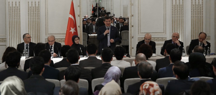 Başbakan Davutoğlu Londra’da, TÜRKEN Vakfı heyetini kabul etti.