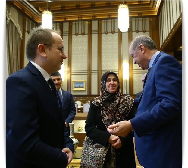 Cumhurbaşkanı Recep Tayyip Erdoğan, 15 Temmuz gazisi Sabri Ünal'ı Cumhurbaşkanlığı Külliyesinde kabul etti,Enerji,Haberleri,Gazete (2)