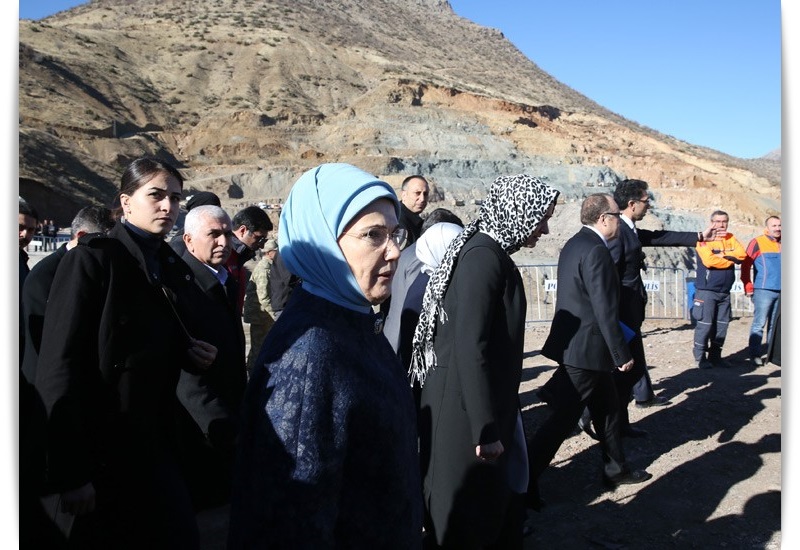 Emine Erdoğan, Siirt’te Maden İşçilerinin Ailelerine Taziye Ziyareti - Enerji  Haber  (2)