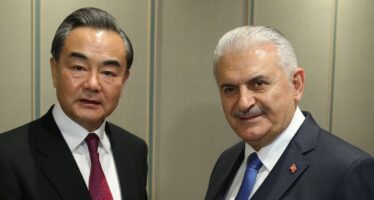 Başbakan Yıldırım, Çin Halk Cumhuriyeti Dışişleri Bakanı Wang’ı kabul etti