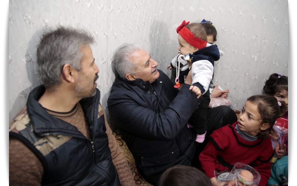 Başbakan Yıldırım, Suriyeli aileyi ziyaret etti -Haberler -Enerji  gazetesi (3)