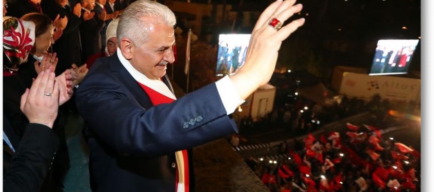 Başbakan Yıldırım, AK Parti Genel Merkezi’nde Balkon Konuşması yaptı