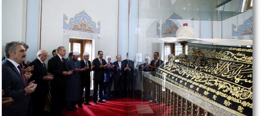 Cumhurbaşkanı Erdoğan, Eyüp Sultan ile Fatih ve Yavuz Türbelerini Ziyaret Etti