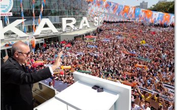 Cumhurbaşkanı Erdoğan, 6. Olağan Kongresi öncesinde kendisini bekleyen vatandaşlara hitap etti