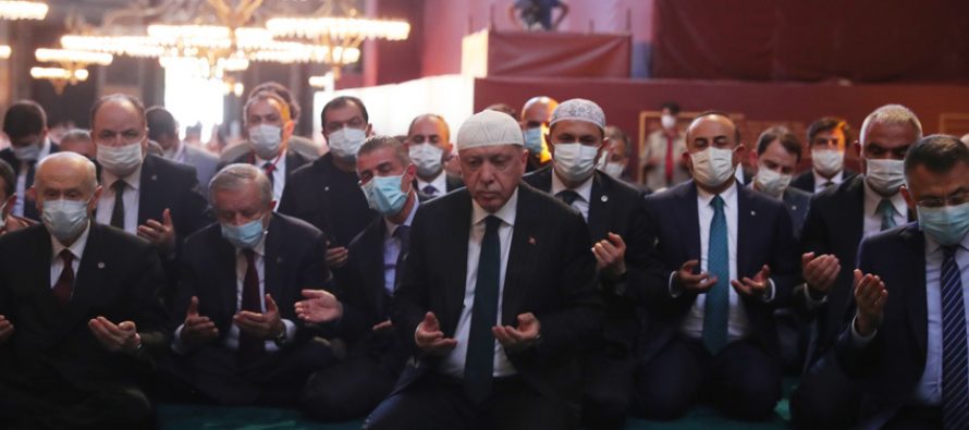 Cumhurbaşkanı Erdoğan, Cuma namazını, 86 yıl sonra ibadete açılan Ayasofya-i Kebir Cami-i Şerifi’nde kıldı