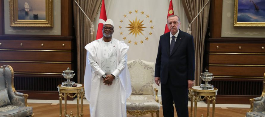Cumhurbaşkanı Erdoğan, Sierra Leone Büyükelçisi Mohamed Hassan Kai-Samba’yı, Cumhurbaşkanlığı Külliyesinde kabul etti.