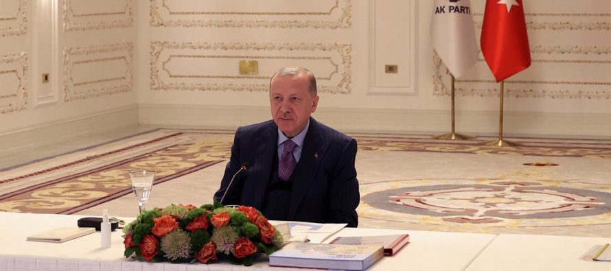 Cumhurbaşkanı Erdoğan, “81 ilden 560 gençle En Uzun İftar Sofrası” programına, Vahdettin Köşkü’nden video konferans aracılığıyla bağlandı.