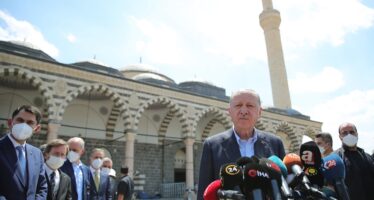 Cumhurbaşkanı Erdoğan, Cuma namazını Diyarbakır Kurşunlu Camii’nde kıldı