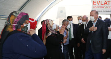Cumhurbaşkanı Erdoğan, evlat nöbeti tutan Diyarbakır Anneleri’ni ziyaret etti