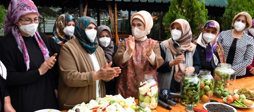 Emine Erdoğan, Ankara’nın Çubuk ilçesinde kadınların turşu kurma etkinliğine katıldı