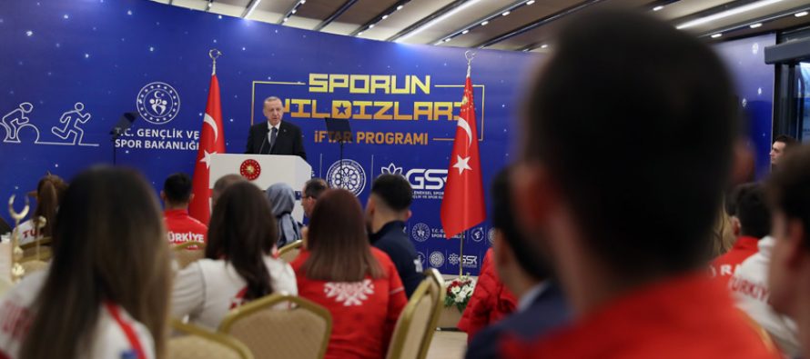 Cumhurbaşkanı Erdoğan, sporcularla iftar yemeğinde bir araya geldi