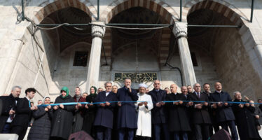 Cumhurbaşkanı Erdoğan, restorasyonu tamamlanan Yeni Camii’nin açılışını gerçekleştirdi