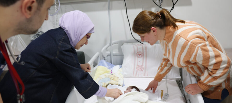 Emine Erdoğan, Ankara’ya getirilen depremzede bebekleri ziyaret etti
