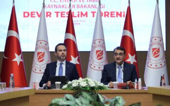 Enerji ve Tabii Kaynaklar Bakanı Alparslan Bayraktar, görevi Fatih Dönmez’den devraldı