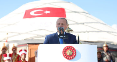 Cumhurbaşkanı Erdoğan, Malazgirt Zaferi’nin 952. yıl dönümü dolayısıyla Ahlat’ta düzenlenen etkinliğe katıldı