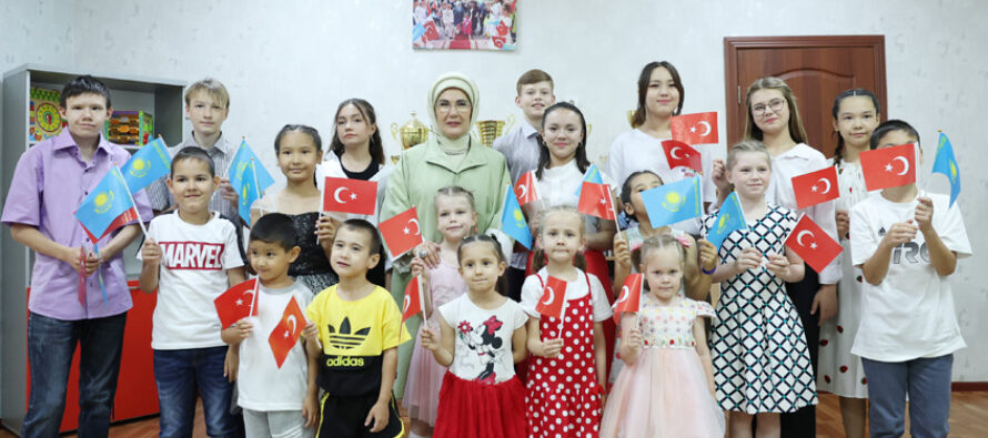 Emine Erdoğan, Astana’da Zor Yaşam Koşullarındaki Çocuklara Destek Merkezi’ni ziyaret etti